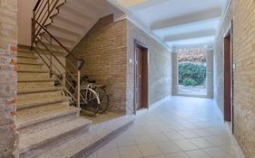 Guesthost - Central Ferrara Apartment